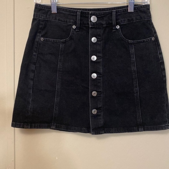 american eagle Dresses & Skirts - American eagle black Denim skirt. Size 6 pre loved